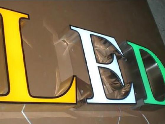 潼关介绍LED招牌的基础知识。